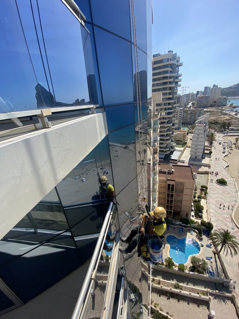 Vertipro Trabajos en Altura - Limpieza y sellado de cristales