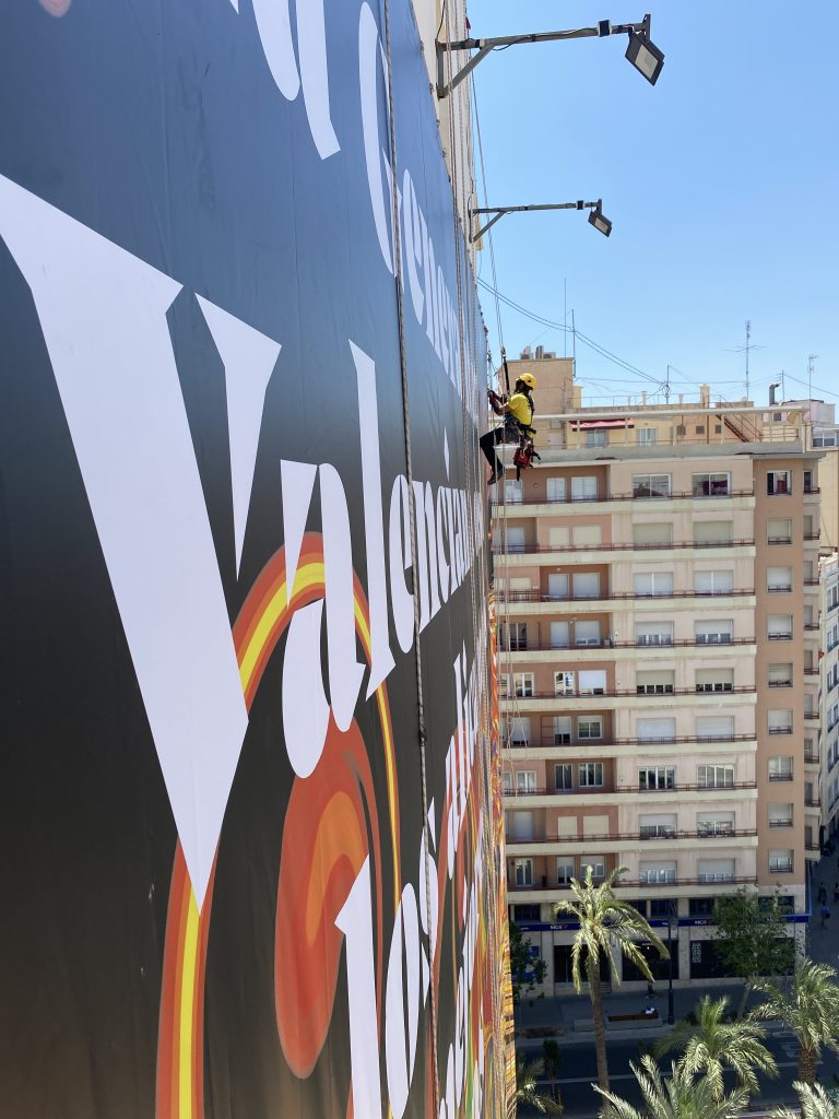 Vertipro Trabajos en Altura - Montaje de carteles publicitarios